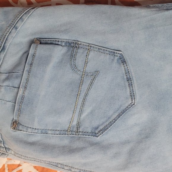 Columbian Push Up Jeans - Picture 9 of 10
